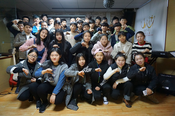 基督徒橄榄枝音乐公益支教恩典记:让我们来宣扬十字架的伟大